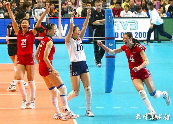 【2 团结协作】2003年第九届女排世界杯决赛中,中国女排最后一球得分欢呼瞬间。.jpg 【2 团结协作】2003年第九届女排世界杯决赛中,中国女排最后一球得分欢呼瞬间。.jpg